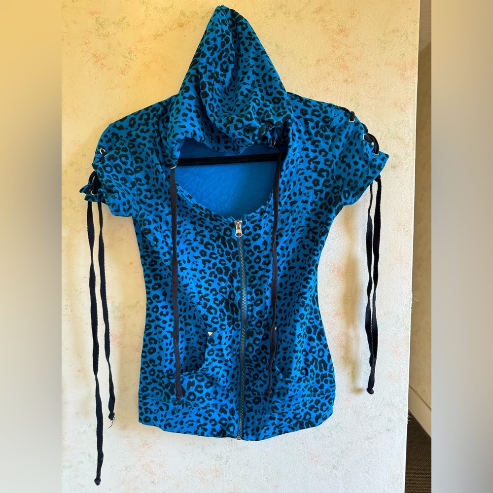 Black and blue, leopard print, short sleeve, hooded top
